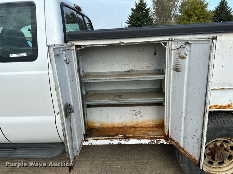 image for item MQ9474 2002 Ford F350 Super Duty  SuperCab utility bed pickup truck