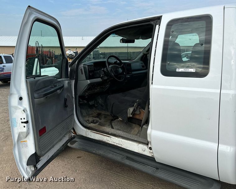 image for item MQ9474 2002 Ford F350 Super Duty  SuperCab utility bed pickup truck