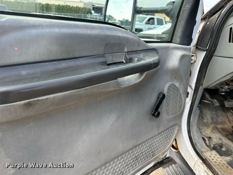 image for item MQ9474 2002 Ford F350 Super Duty  SuperCab utility bed pickup truck