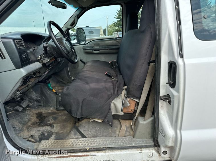 image for item MQ9474 2002 Ford F350 Super Duty  SuperCab utility bed pickup truck