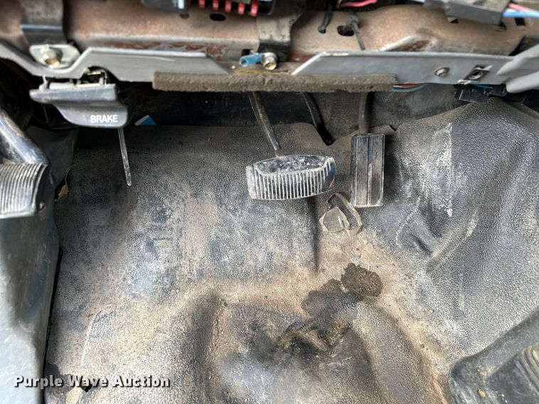 image for item MQ9474 2002 Ford F350 Super Duty  SuperCab utility bed pickup truck