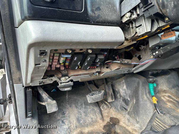 image for item MQ9474 2002 Ford F350 Super Duty  SuperCab utility bed pickup truck