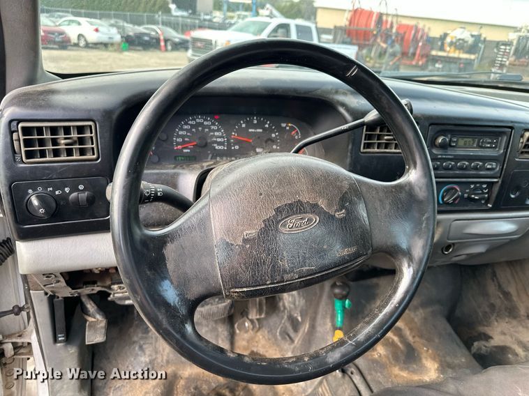 image for item MQ9474 2002 Ford F350 Super Duty  SuperCab utility bed pickup truck