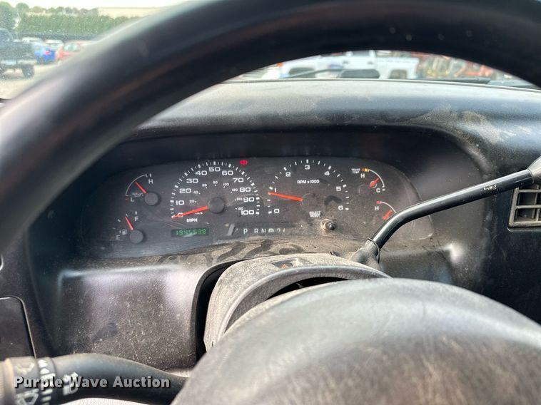 image for item MQ9474 2002 Ford F350 Super Duty  SuperCab utility bed pickup truck