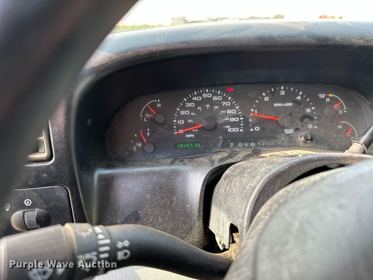 image for item MQ9474 2002 Ford F350 Super Duty  SuperCab utility bed pickup truck