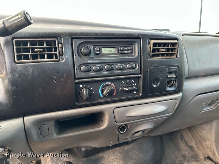 image for item MQ9474 2002 Ford F350 Super Duty  SuperCab utility bed pickup truck