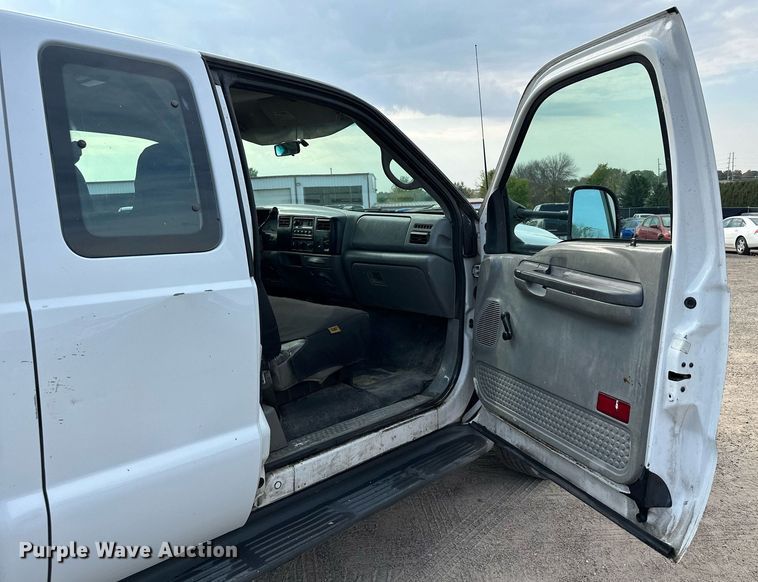 image for item MQ9474 2002 Ford F350 Super Duty  SuperCab utility bed pickup truck