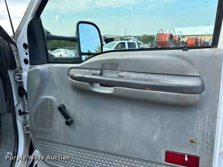 image for item MQ9474 2002 Ford F350 Super Duty  SuperCab utility bed pickup truck