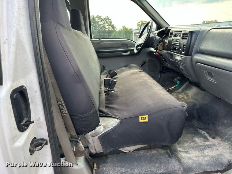 image for item MQ9474 2002 Ford F350 Super Duty  SuperCab utility bed pickup truck