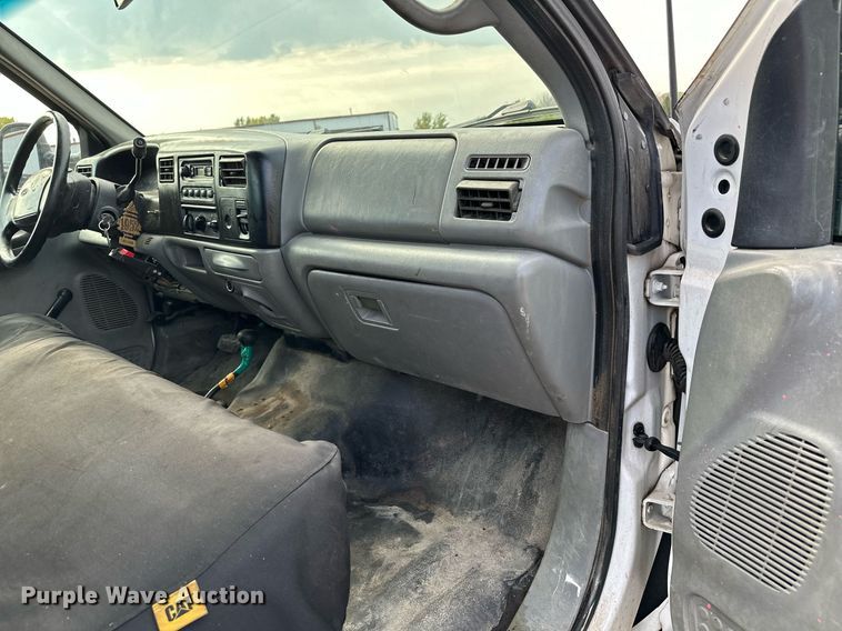 image for item MQ9474 2002 Ford F350 Super Duty  SuperCab utility bed pickup truck