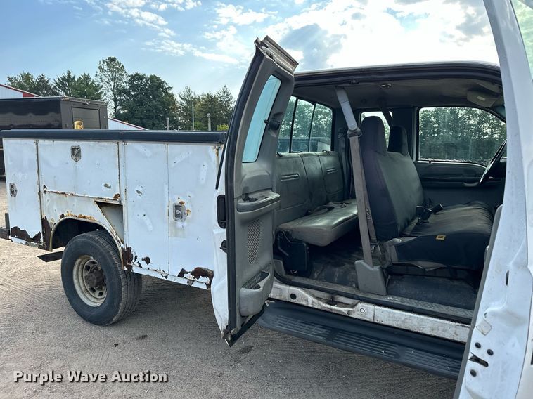 image for item MQ9474 2002 Ford F350 Super Duty  SuperCab utility bed pickup truck