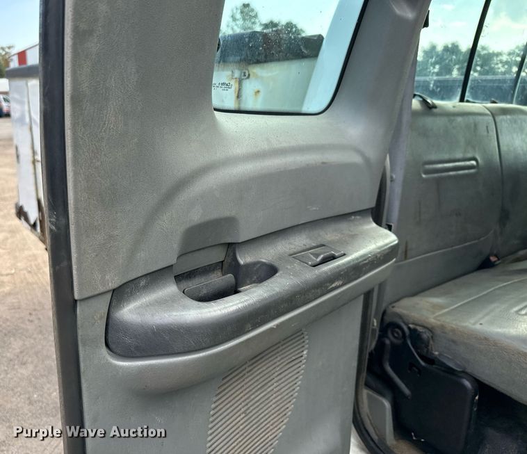 image for item MQ9474 2002 Ford F350 Super Duty  SuperCab utility bed pickup truck