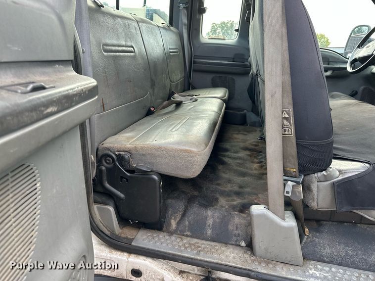 image for item MQ9474 2002 Ford F350 Super Duty  SuperCab utility bed pickup truck