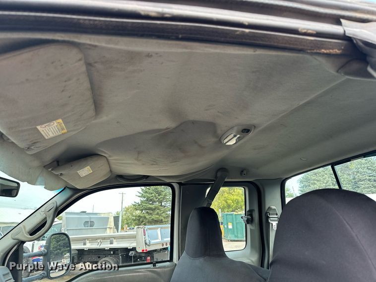 image for item MQ9474 2002 Ford F350 Super Duty  SuperCab utility bed pickup truck