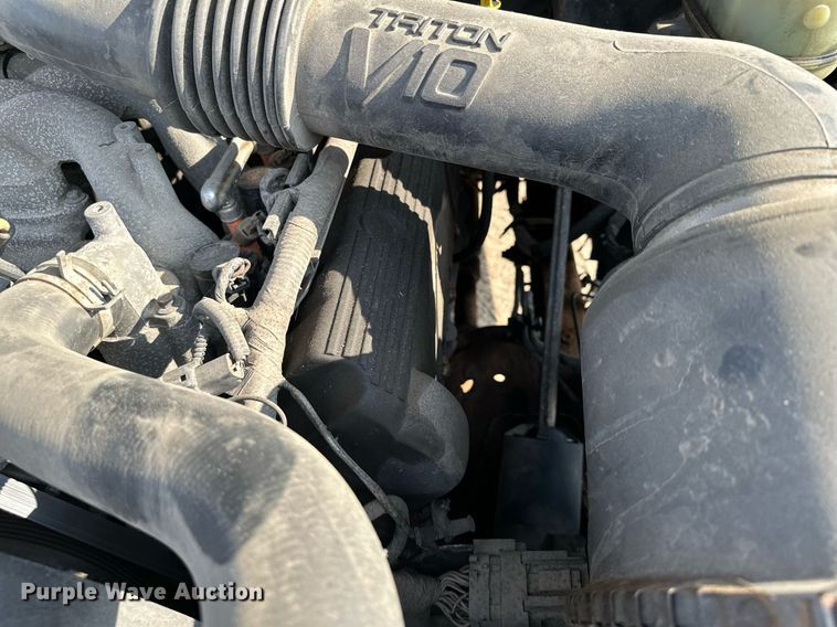 image for item MQ9474 2002 Ford F350 Super Duty  SuperCab utility bed pickup truck