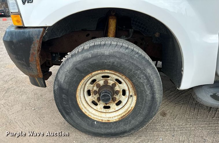 image for item MQ9474 2002 Ford F350 Super Duty  SuperCab utility bed pickup truck