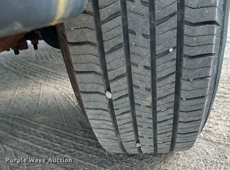 image for item MQ9474 2002 Ford F350 Super Duty  SuperCab utility bed pickup truck