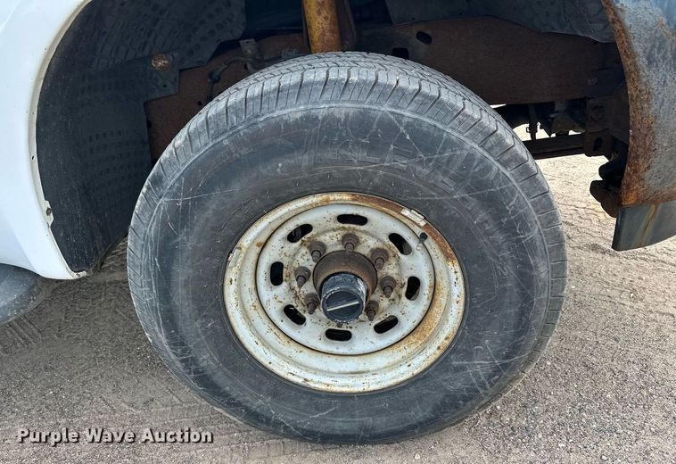 image for item MQ9474 2002 Ford F350 Super Duty  SuperCab utility bed pickup truck