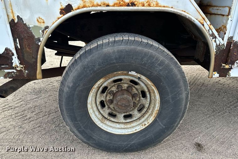 image for item MQ9474 2002 Ford F350 Super Duty  SuperCab utility bed pickup truck