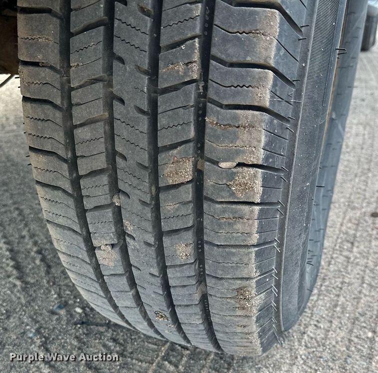 image for item MQ9474 2002 Ford F350 Super Duty  SuperCab utility bed pickup truck