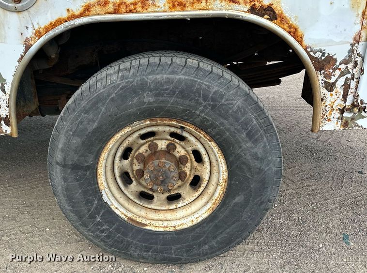 image for item MQ9474 2002 Ford F350 Super Duty  SuperCab utility bed pickup truck