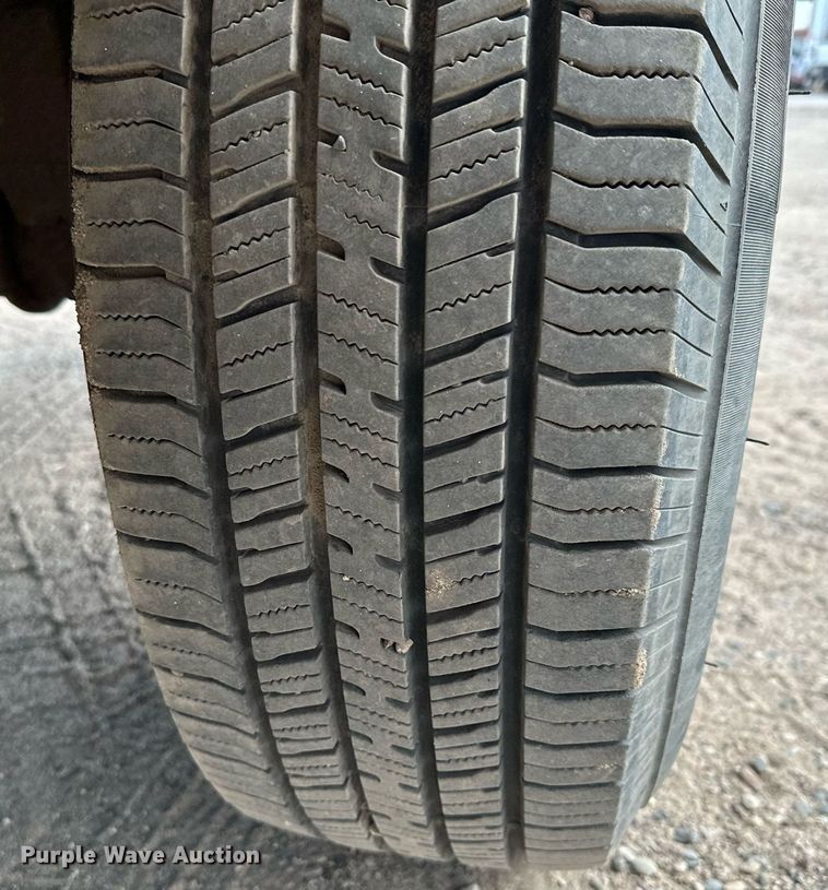 image for item MQ9474 2002 Ford F350 Super Duty  SuperCab utility bed pickup truck