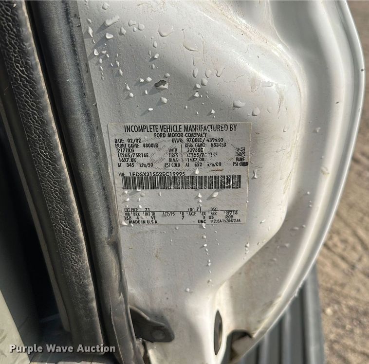 image for item MQ9474 2002 Ford F350 Super Duty  SuperCab utility bed pickup truck