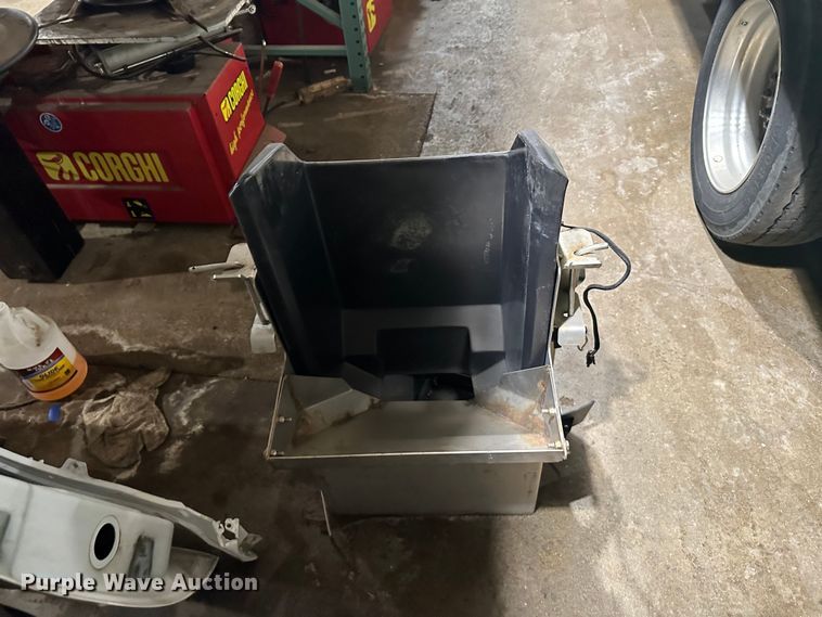 image for item MQ9480 Boss VBX8000  spreader