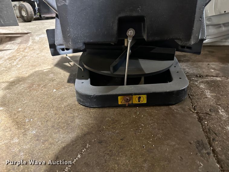 image for item MQ9480 Boss VBX8000  spreader