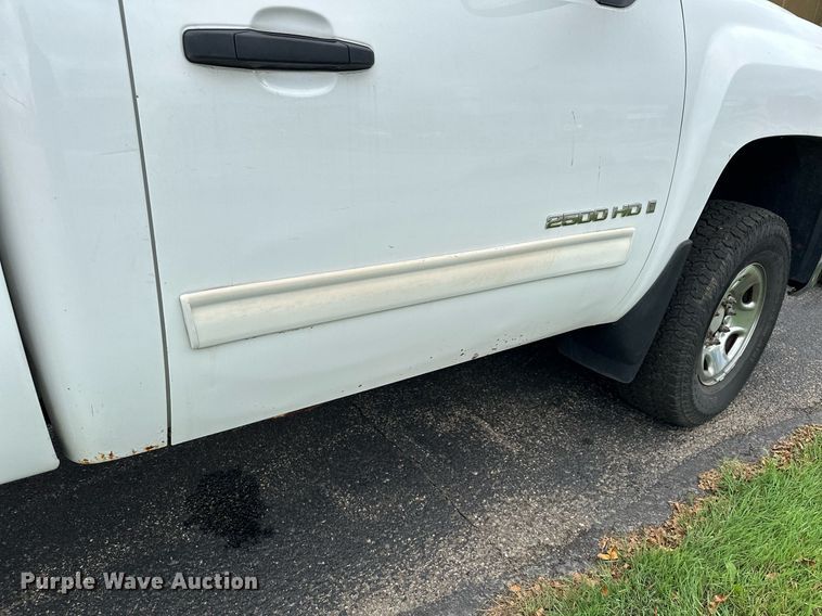 image for item MQ9483 2009 Chevrolet Silverado 2500HD  pickup truck