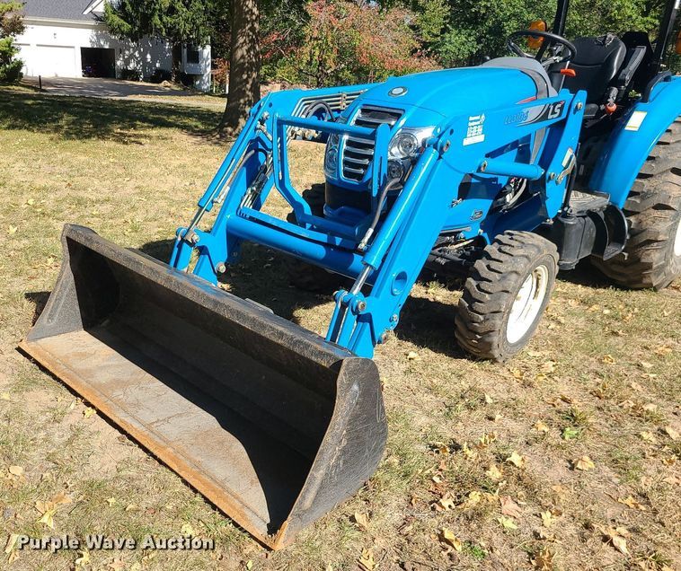 image for item MQ9549 LS XR3135  tractor