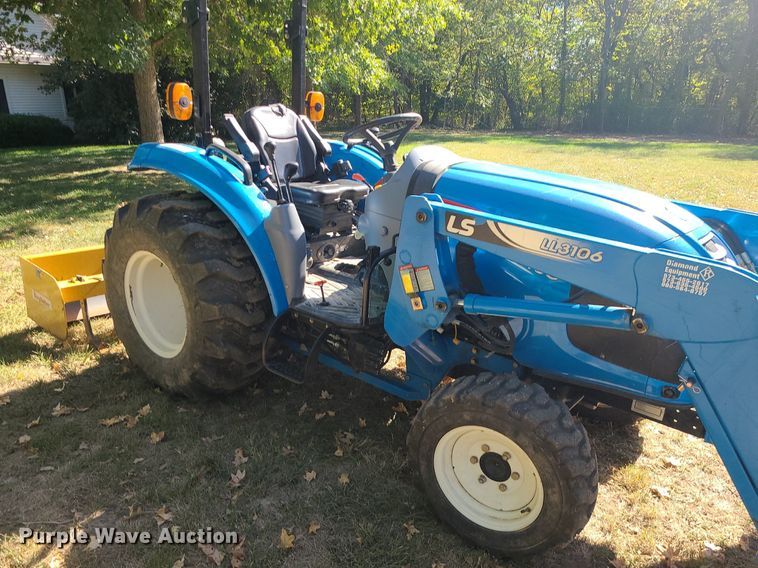 image for item MQ9549 LS XR3135  tractor