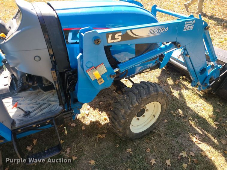 image for item MQ9549 LS XR3135  tractor