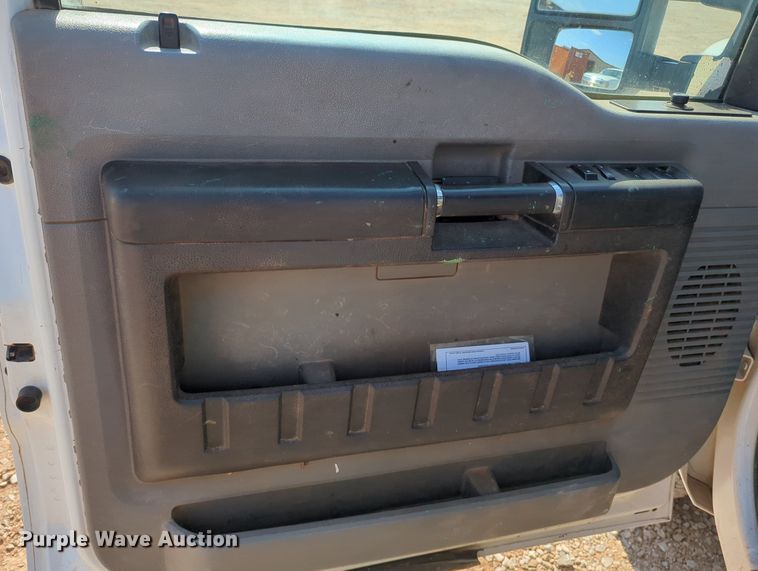 image for item MX9431 2014 Ford F250 Super Duty  Crew Cab flatbed pickup truck