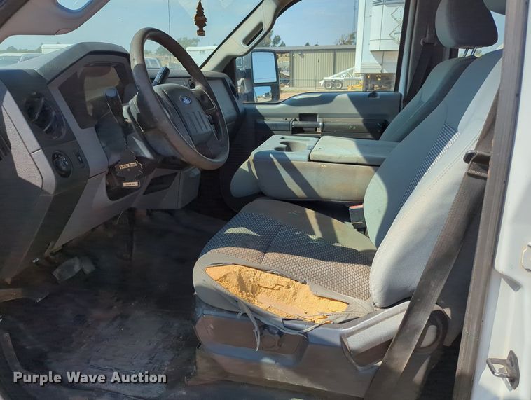 image for item MX9431 2014 Ford F250 Super Duty  Crew Cab flatbed pickup truck