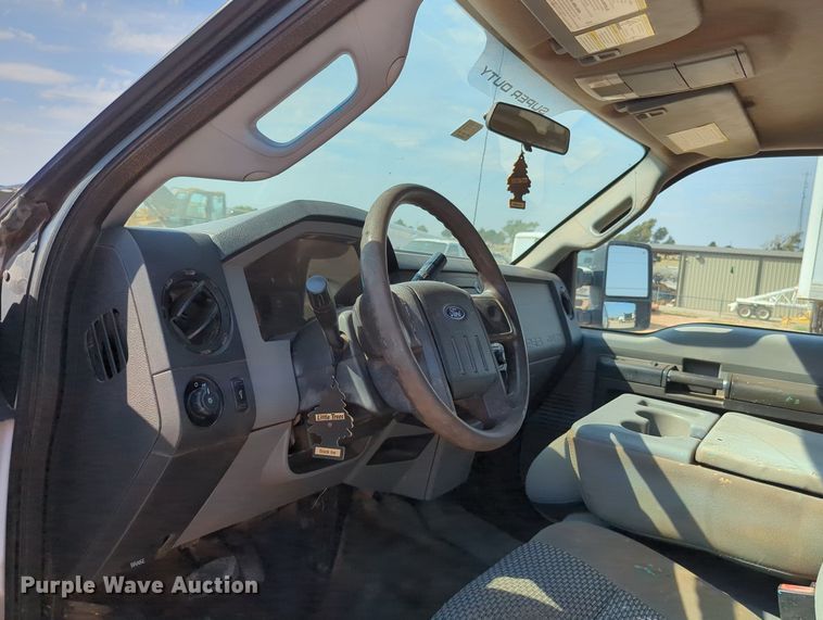 image for item MX9431 2014 Ford F250 Super Duty  Crew Cab flatbed pickup truck