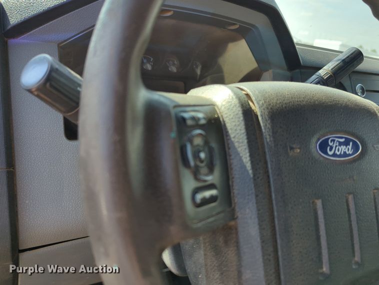 image for item MX9431 2014 Ford F250 Super Duty  Crew Cab flatbed pickup truck