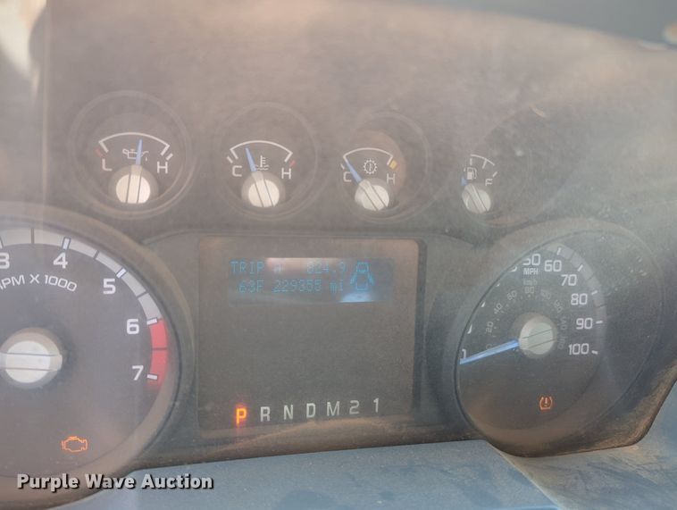 image for item MX9431 2014 Ford F250 Super Duty  Crew Cab flatbed pickup truck