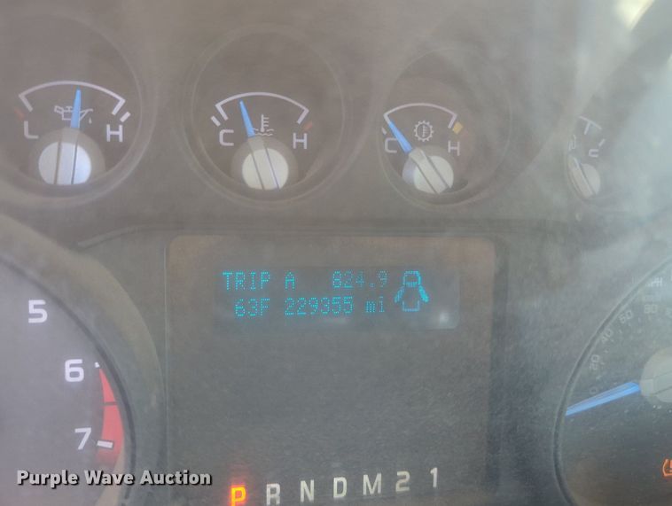 image for item MX9431 2014 Ford F250 Super Duty  Crew Cab flatbed pickup truck