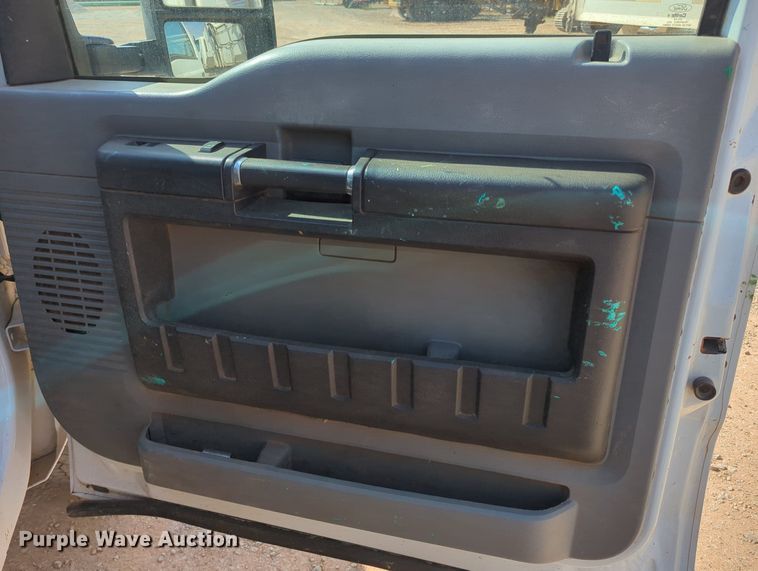 image for item MX9431 2014 Ford F250 Super Duty  Crew Cab flatbed pickup truck