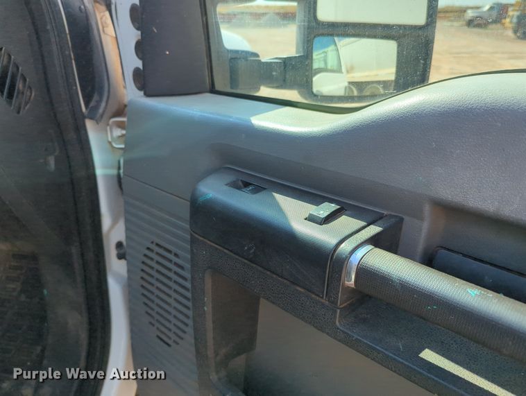 image for item MX9431 2014 Ford F250 Super Duty  Crew Cab flatbed pickup truck