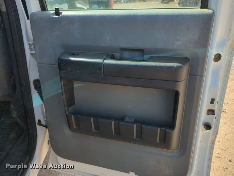 image for item MX9431 2014 Ford F250 Super Duty  Crew Cab flatbed pickup truck