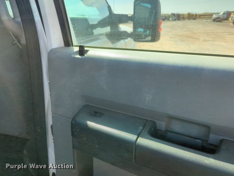 image for item MX9431 2014 Ford F250 Super Duty  Crew Cab flatbed pickup truck