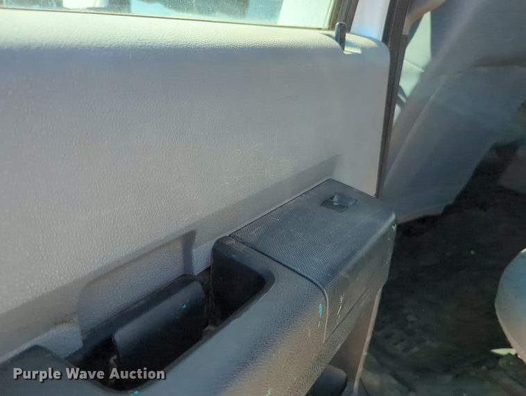 image for item MX9431 2014 Ford F250 Super Duty  Crew Cab flatbed pickup truck