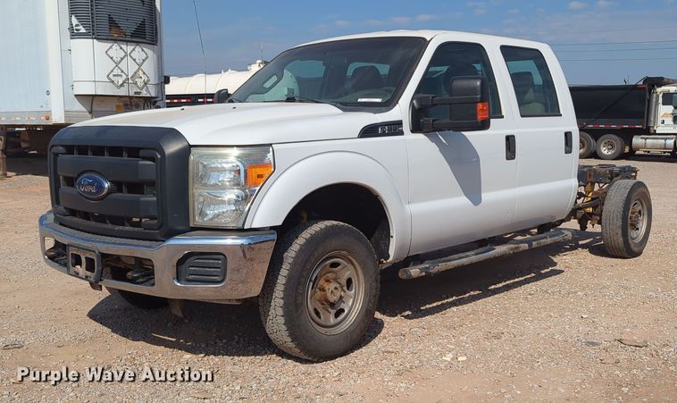 image for item MX9432 2015 Ford F350 Super Duty  Crew Cab pickup truck cab and chassis