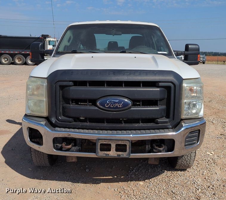 image for item MX9432 2015 Ford F350 Super Duty  Crew Cab pickup truck cab and chassis