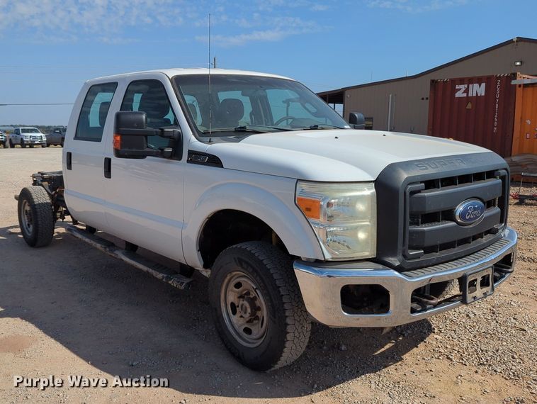 image for item MX9432 2015 Ford F350 Super Duty  Crew Cab pickup truck cab and chassis