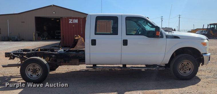 image for item MX9432 2015 Ford F350 Super Duty  Crew Cab pickup truck cab and chassis