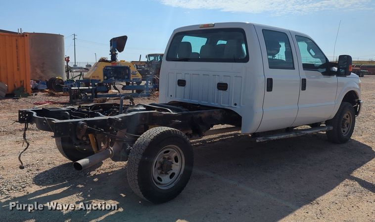 image for item MX9432 2015 Ford F350 Super Duty  Crew Cab pickup truck cab and chassis