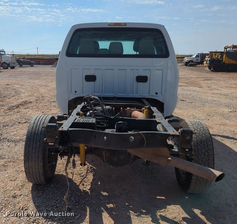 image for item MX9432 2015 Ford F350 Super Duty  Crew Cab pickup truck cab and chassis